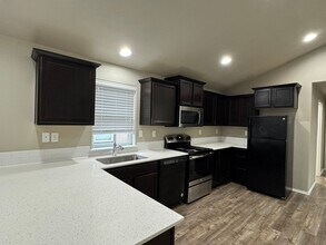 1048 S 2nd St in Cottage Grove, OR - Building Photo - Building Photo