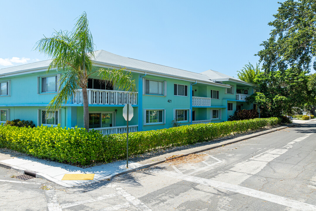 Four Twenty One Condominium in Lake Worth, FL - Foto de edificio