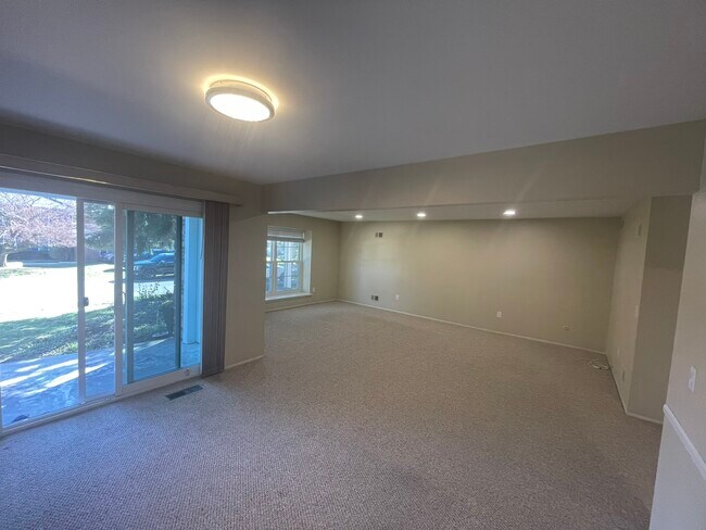 30975 Pointe of Woods Dr in Farmington Hills, MI - Building Photo - Building Photo