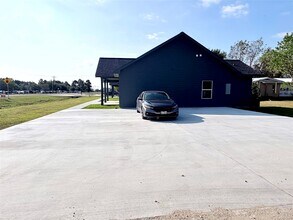 504 Ross Sterling Ave in Anahuac, TX - Building Photo - Building Photo