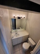 6702 Deatonhill Dr, Unit A in Austin, TX - Foto de edificio - Building Photo