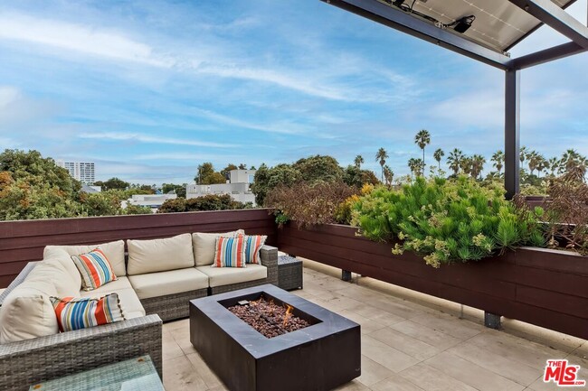 141 Hollister Ave in Santa Monica, CA - Building Photo - Building Photo