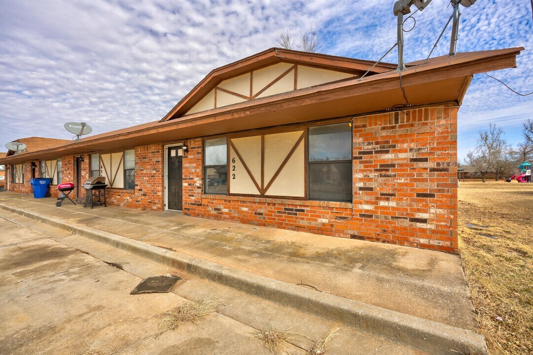 628 N Robin Way in Mustang, OK - Building Photo