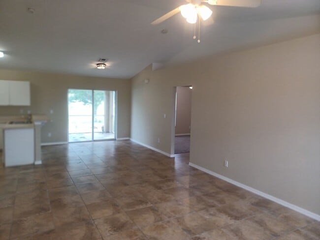 1519 Nelson Rd N, Unit 621MX in Cape Coral, FL - Foto de edificio - Building Photo