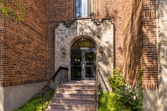 4935 Queen-Mary Ch in Montréal, QC - Building Photo - Building Photo