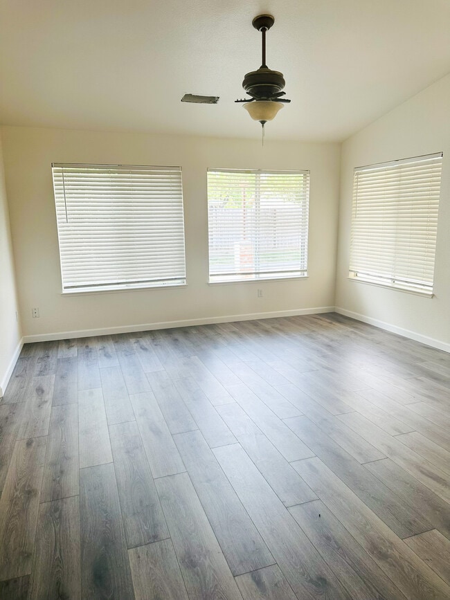 614 E Cinnamon Dr in Lemoore, CA - Foto de edificio - Building Photo