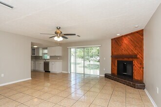 9811 N Connechusett Rd in Tampa, FL - Foto de edificio - Building Photo