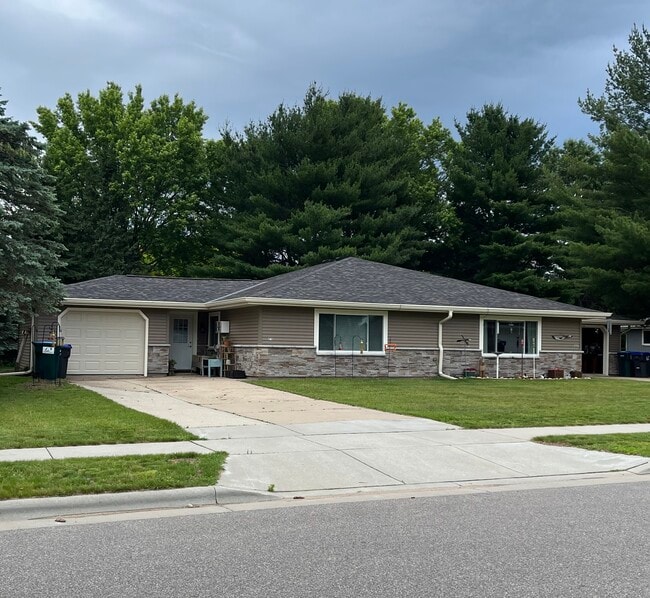 318 Green Meadow Dr in Wautoma, WI - Building Photo - Building Photo