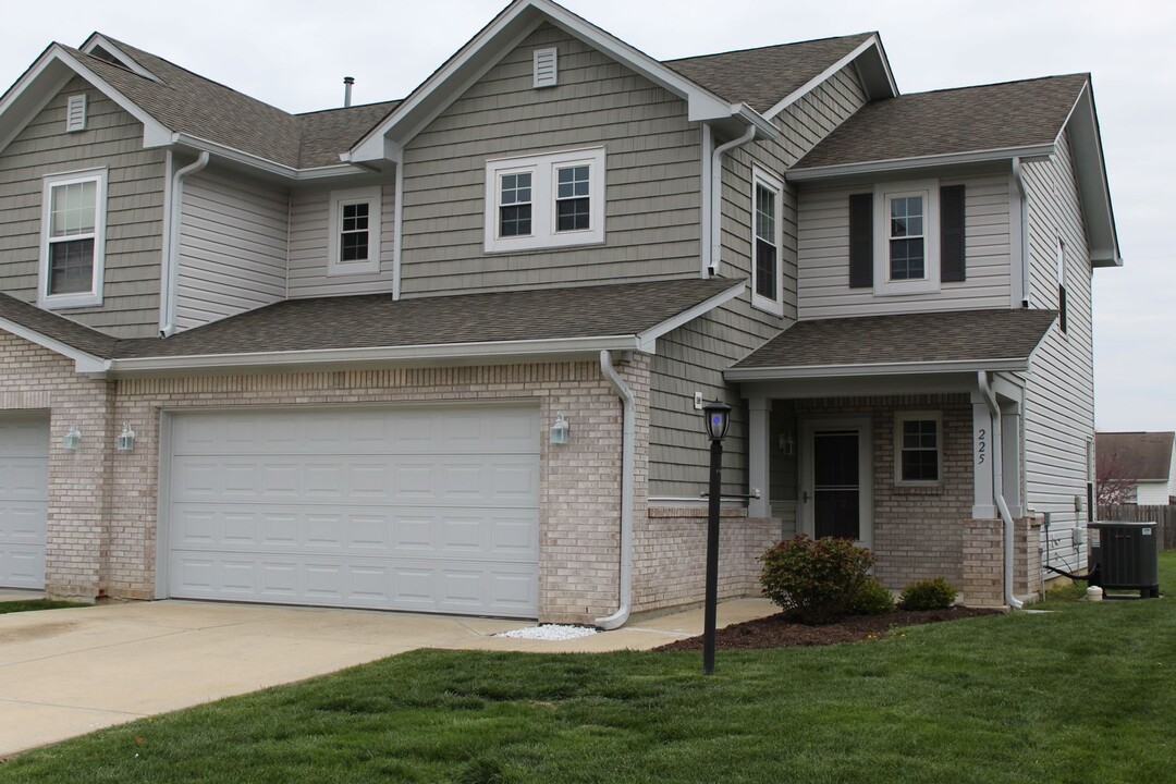 225 Clear Branch Dr in Brownsburg, IN - Building Photo