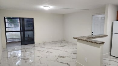 805 NE 199th St, Unit 102 in Miami, FL - Building Photo - Building Photo