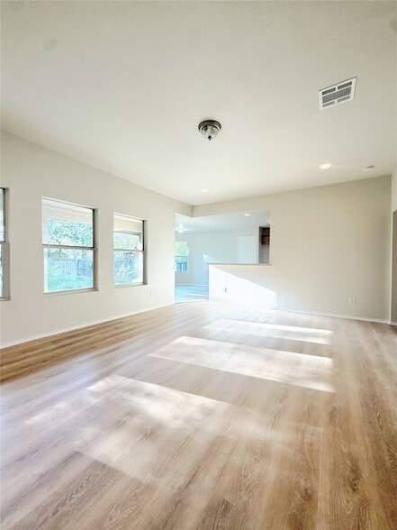 715 Hallvale Dr in White Settlement, TX - Foto de edificio - Building Photo