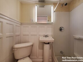 1616 Beacon St, Unit 5 in Brookline, MA - Building Photo - Building Photo