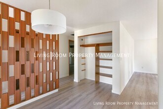 9809 SW 49th Ave in Portland, OR - Building Photo - Building Photo