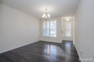 16 Clover Ln in Monroe Township, NJ - Foto de edificio - Building Photo