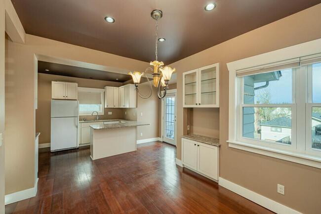 8040 16th Ave NE in Seattle, WA - Building Photo - Building Photo