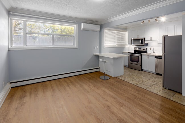 233 Mohawk Road East