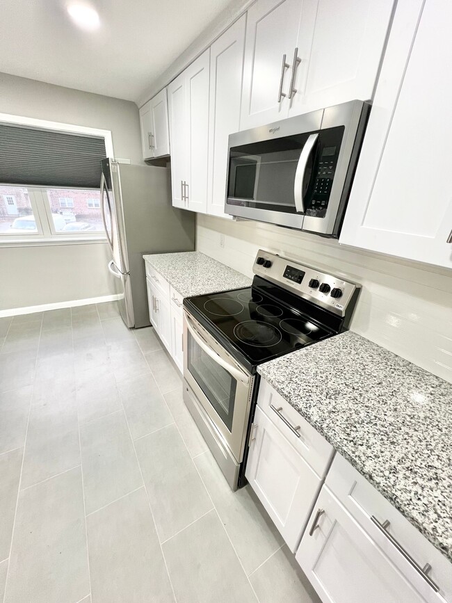 5867 Poplar Hall Dr in Norfolk, VA - Foto de edificio - Building Photo