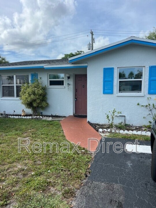 2675 Lake Haven Rd in West Palm Beach, FL - Building Photo