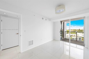 9901 E Bay Harbor Dr, Unit 503 in Bay Harbor Islands, FL - Foto de edificio - Building Photo