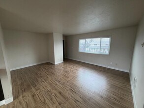 225 N 8th St in Central Point, OR - Building Photo - Building Photo