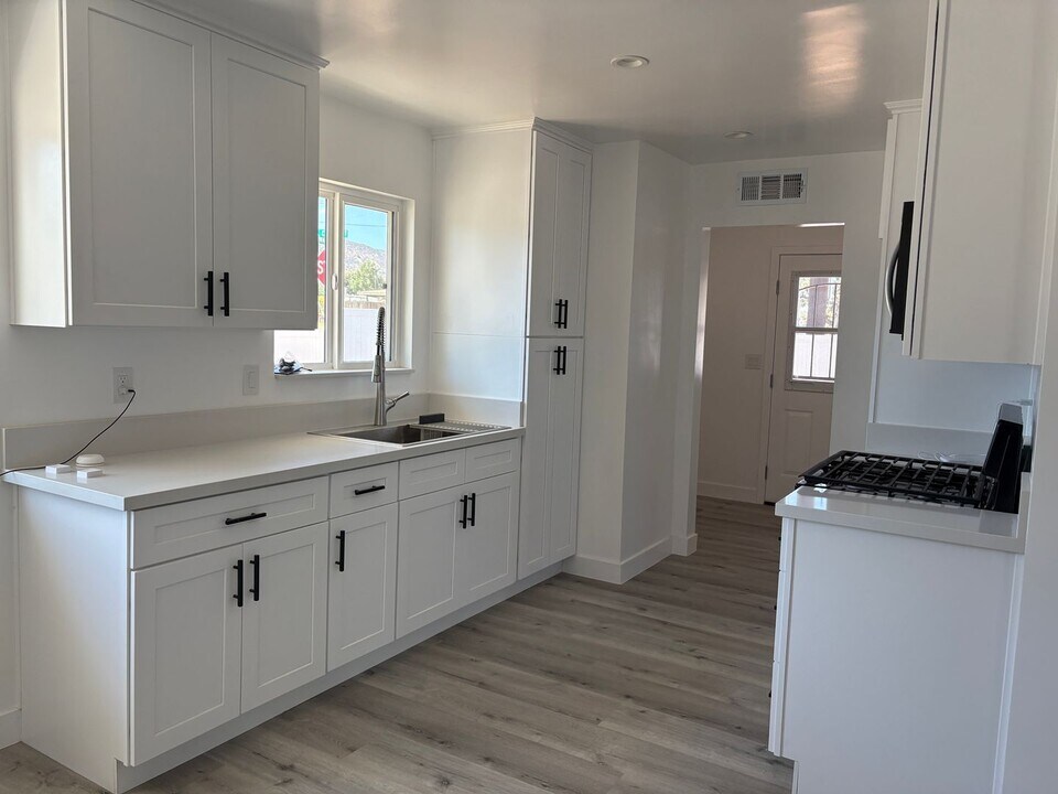 109 Walnut Dr in Tehachapi, CA - Building Photo