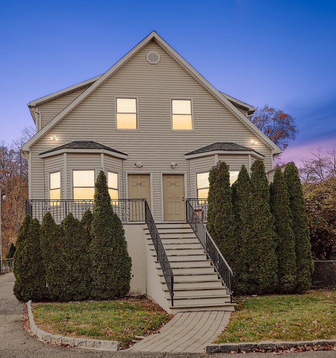 22 Hollow Wood Ln in Greenwich, CT - Building Photo