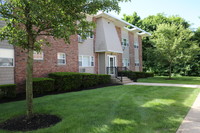 Meadows at Lake Ronkonkoma in Lake Ronkonkoma, NY - Foto de edificio - Building Photo