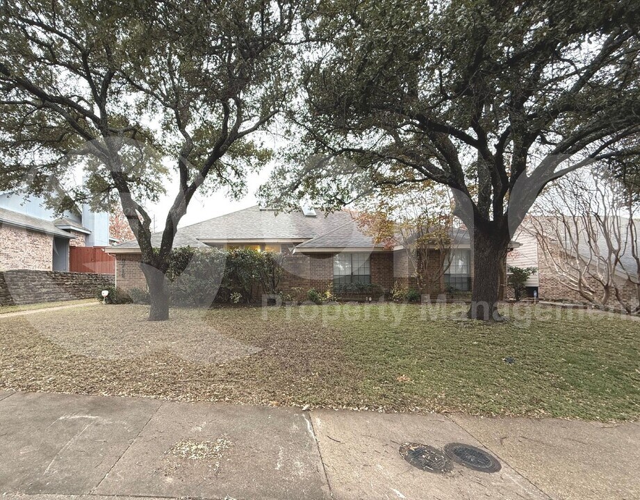 9712 Summerwood Cir in Dallas, TX - Building Photo