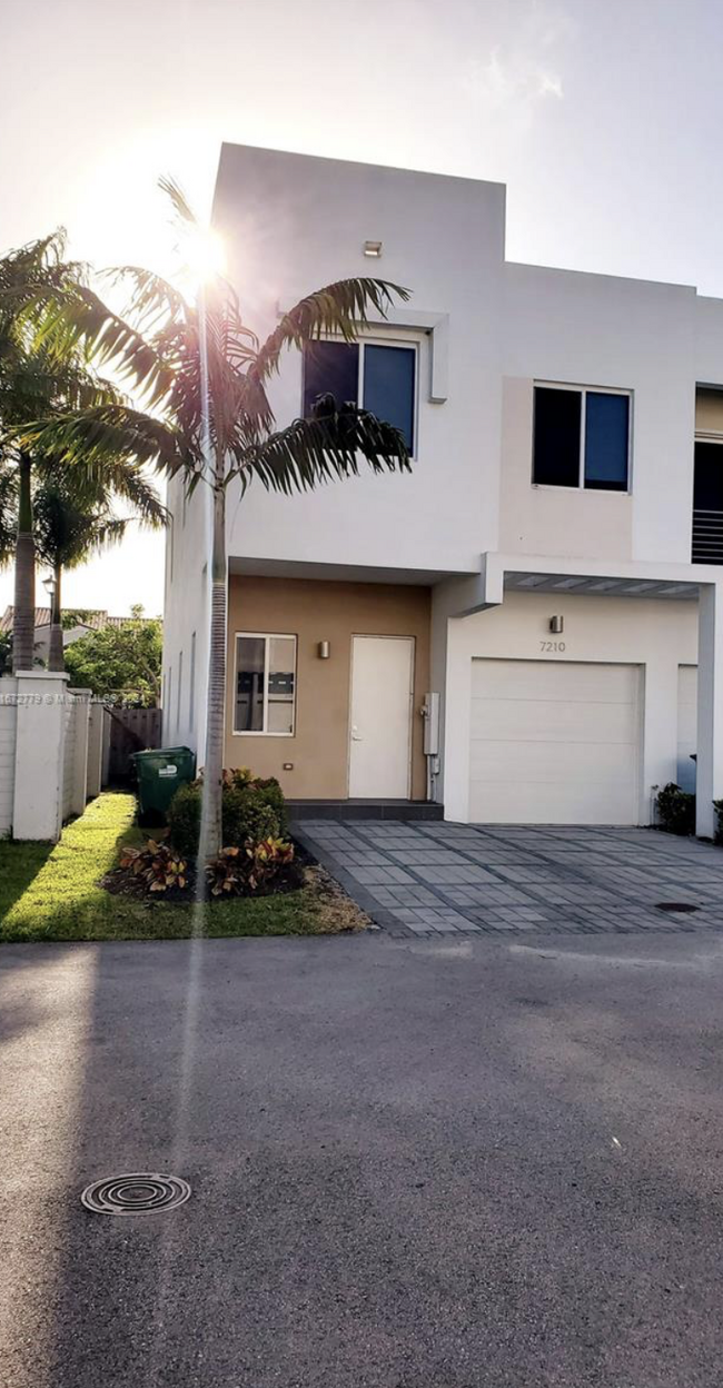 7210 NW 103rd Path in Doral, FL - Foto de edificio - Building Photo