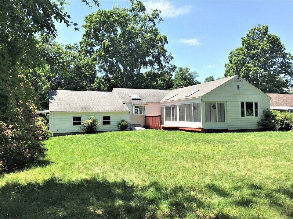 10 Brookmoor Rd in West Hartford, CT - Building Photo