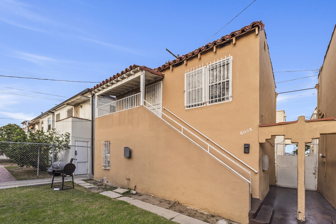 8006 S New Hampshire Ave in Los Angeles, CA - Building Photo