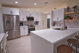 15213 SW 141st St in Miami, FL - Foto de edificio - Building Photo