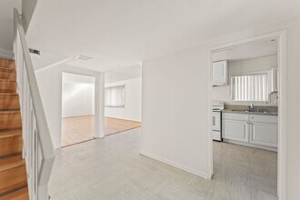 5738 Woodman Ave, Unit Unit 2 in Los Angeles, CA - Building Photo - Building Photo