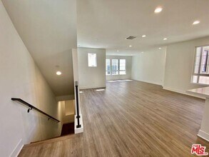 10732 Bloomfield St in Los Angeles, CA - Building Photo - Building Photo