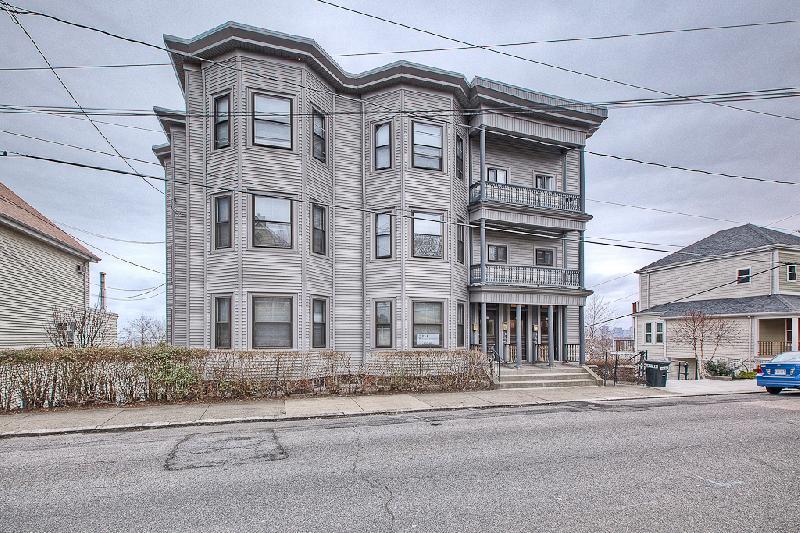 90 Gladstone St, Unit 1 in Boston, MA - Foto de edificio