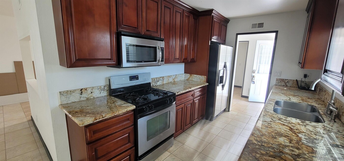 8906 Carlton Oaks Dr in Santee, CA - Building Photo
