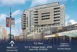 221 E College St in Iowa City, IA - Building Photo