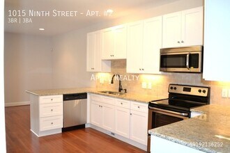 1015 Ninth Street, Unit Apt. #2 in Durham, NC - Foto de edificio - Building Photo