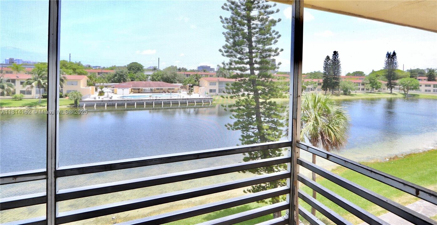 2880 NE 203rd St in Aventura, FL - Building Photo