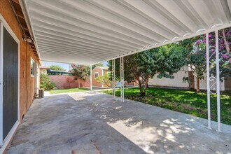418 W 212th St in Carson, CA - Foto de edificio - Building Photo