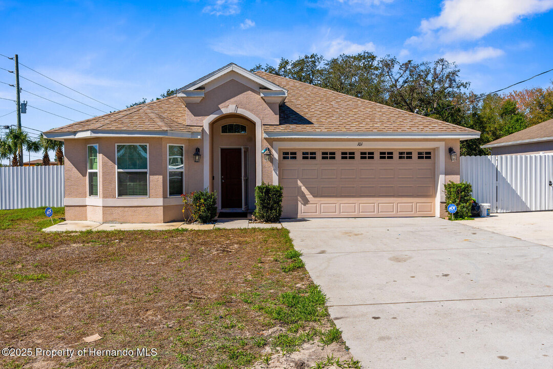 101 Parkton Ave in Spring Hill, FL - Building Photo