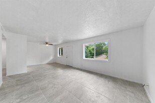 1312 W Adoue St in Alvin, TX - Building Photo