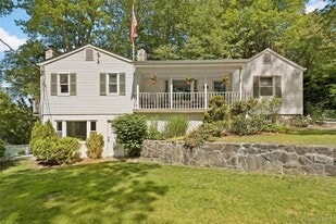 13 Split Rock Rd in Mahopac, NY - Building Photo