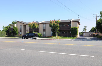 Villa Chapman Apartments in Garden Grove, CA - Building Photo - Building Photo