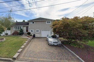 572 Benjamin Rd in North Babylon, NY - Building Photo