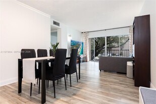 8889 Fontainebleau Blvd, Unit 201 in Miami, FL - Building Photo