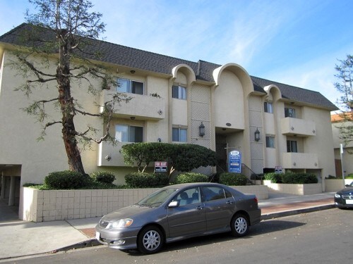 1335 S Carmelina Ave-Unit -108 in Los Angeles, CA - Building Photo - Building Photo