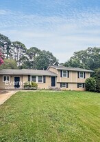 8802 Homewood Dr in Riverdale, GA - Building Photo