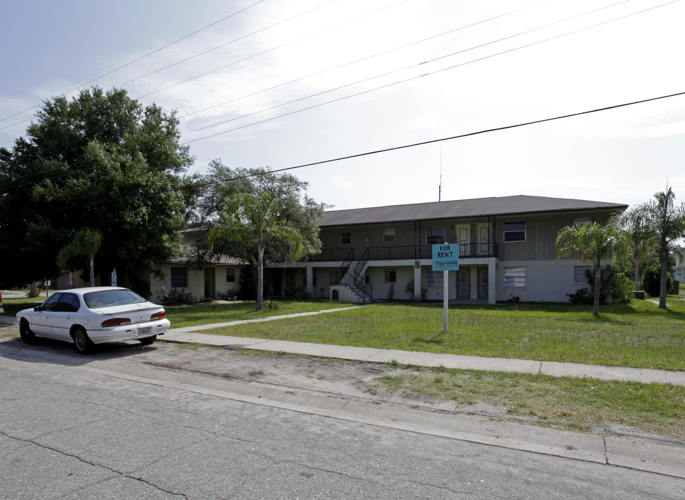 121 Bryan Ave in Titusville, FL - Foto de edificio