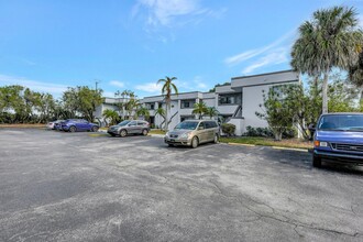 159 Lakeview Dr in Weston, FL - Building Photo - Building Photo